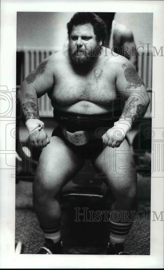 Press Photo Hoss the Bench clears his head before bench pressing - cvb55916- Historic Images