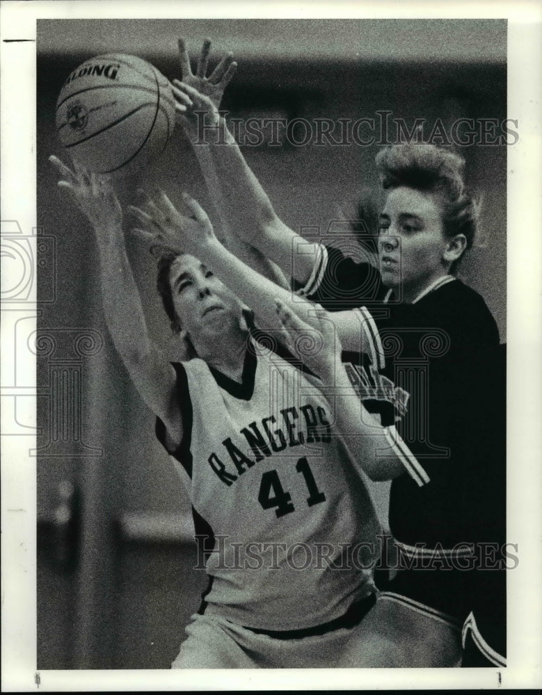 1990 Press Photo Laura Redford battles Lora Hall-basketball action - cvb55921- Historic Images
