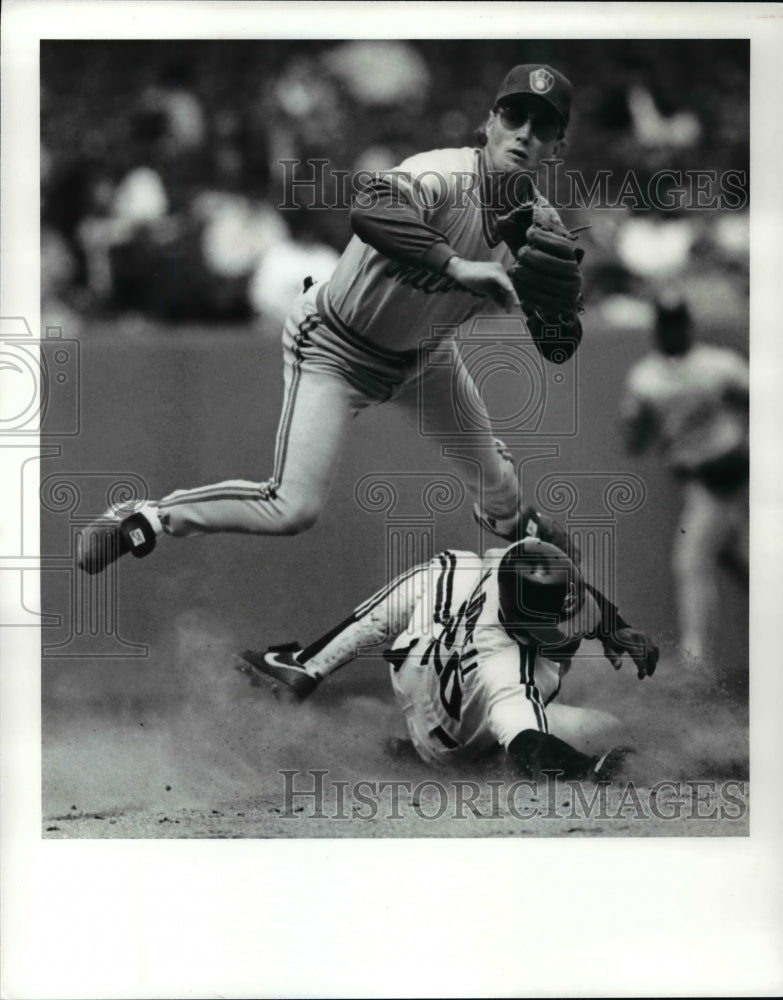 1989 Press Photo Indians Oddibe McDowell vs Brewers is Jim Carter-baseball- Historic Images