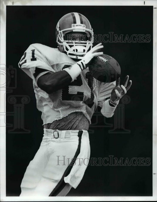 1989 Press Photo Cleveland Browns Eric Metcalf receiving out of the backfield- Historic Images