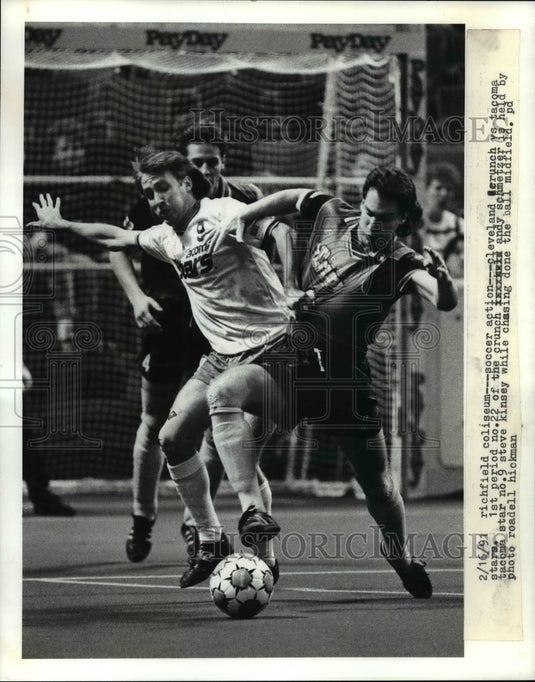 1991 Press Photo #22 Andy Schmetzer is held by #9 Steve Kinsey - cvb56228