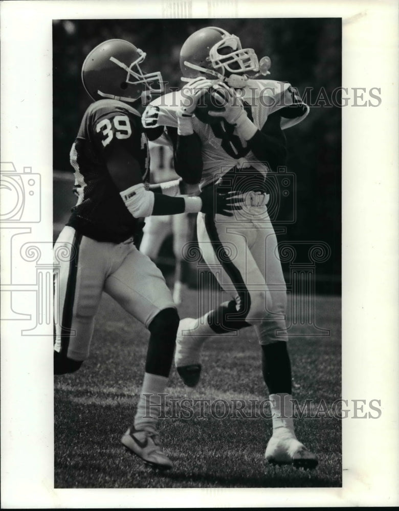 1990 Press Photo Mike Oliphant pulls in the pass while being covered by #39- Historic Images