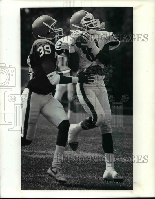 1990 Press Photo Mike Oliphant pulls in the pass while being covered by
