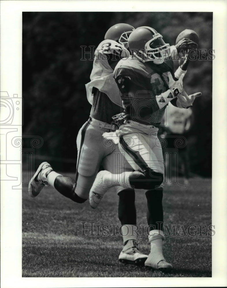 1990 Press Photo white 83, Eugene Rowell goes over Brown 36, Stephen Braggs.- Historic Images