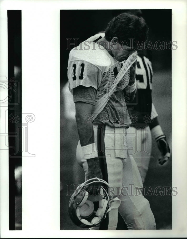 1990 Press Photo Pat Ryan, Brown&#39;s new QB wipes sweat from brow. - cvb56341- Historic Images