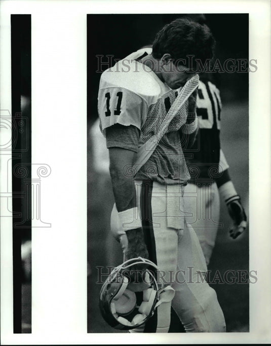 1990 Press Photo Pat Ryan, Brown's new QB wipes sweat from brow. - cvb56341- Historic Images