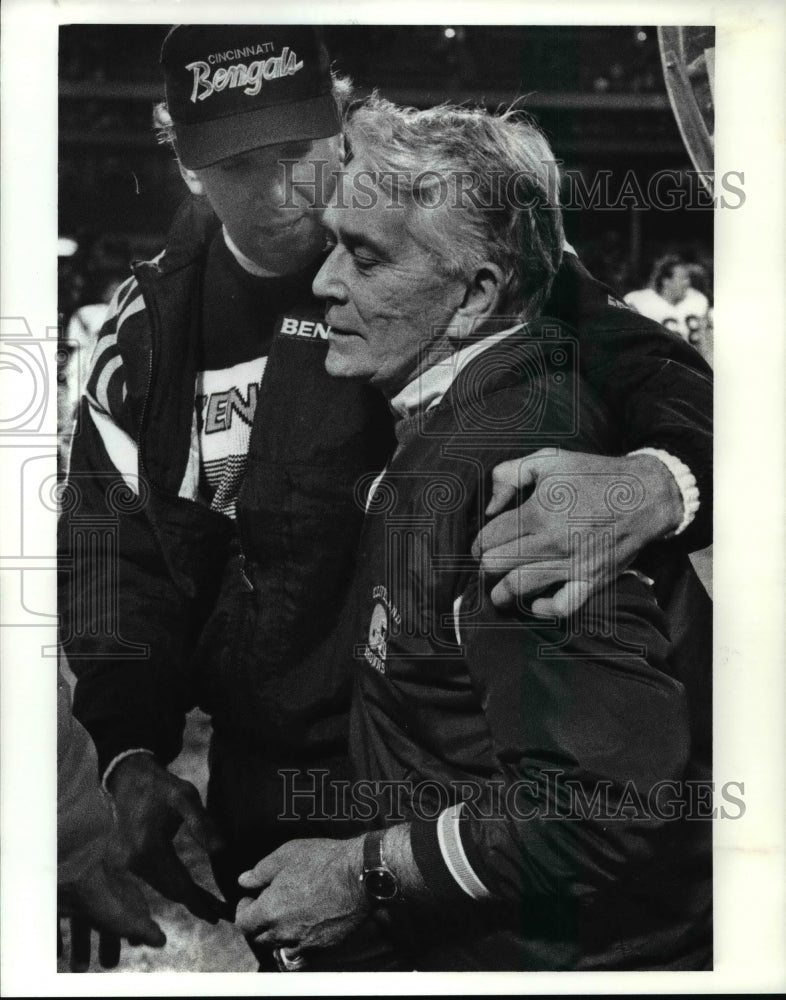 1990 Press Photo Bengals coach Sam Wyche talks to Bud Carson. - cvb56343- Historic Images