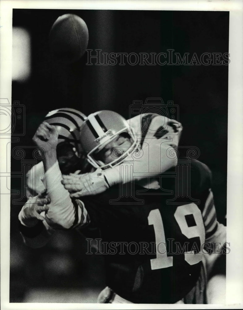 Press Photo Bernie Kosar, James Francis-Football action scene - cvb56348- Historic Images