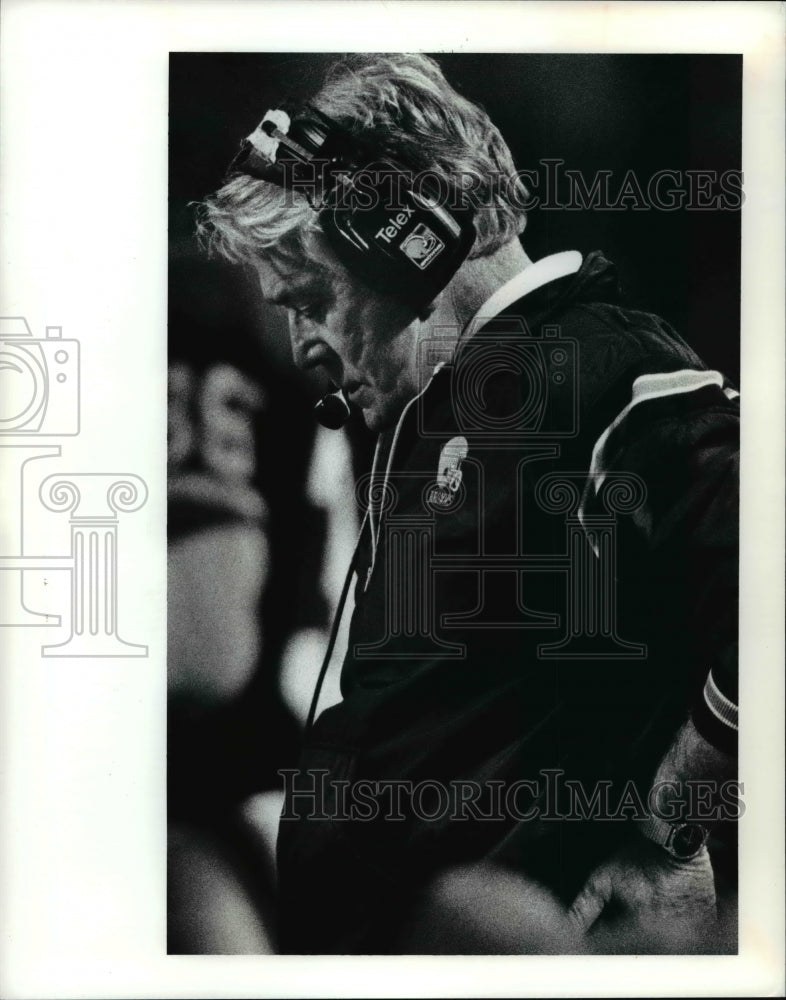 1990 Press Photo A dejected Bud Carson after the Browns were called for 12 men- Historic Images