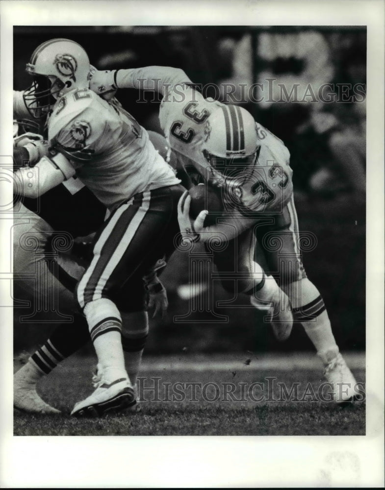 1990 Press Photo Sammy Smith follows the block of FB teammate Garrett Limbrick- Historic Images