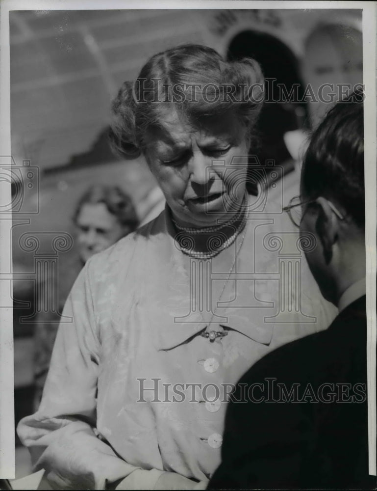 1942 Press Photo Mrs Franklin Roosevelt at the Cleveland airport- Historic Images