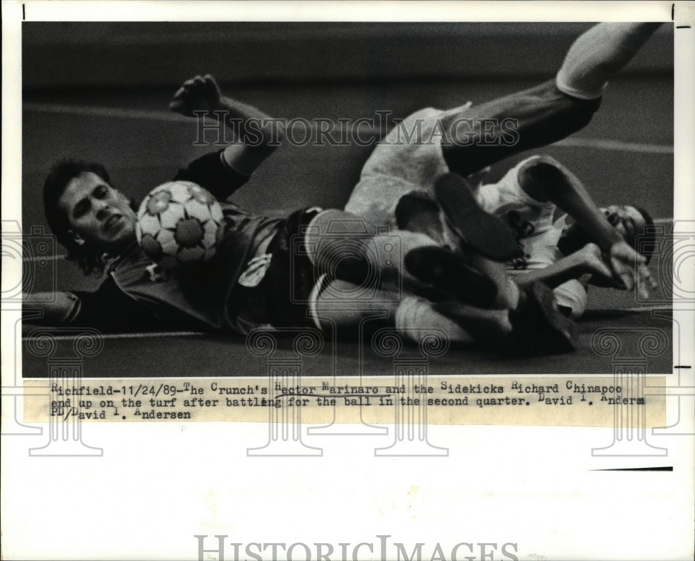 1989 Press Photo Hector Marinaro battles Richard Chinapoo for ball at Richfield.- Historic Images