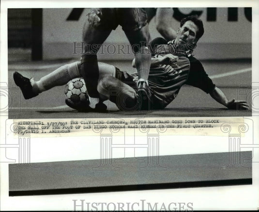 1990 Press Photo The Cleveland Crunch's Hector Marinaro goes down to block ball- Historic Images