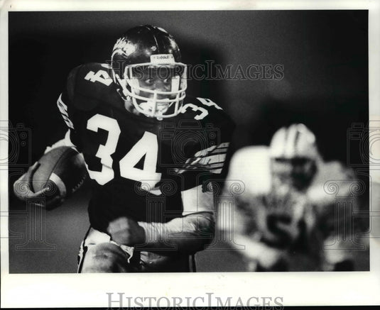 1986 Press Photo Shaun Jhonson 12 yds and a 1st down in the 3rd quarter- Historic Images