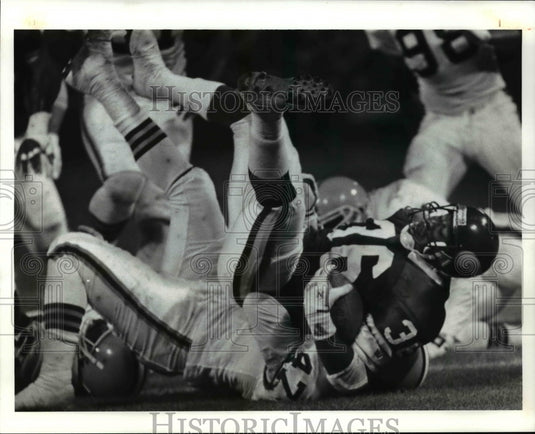 1990 Press Photo Allen Rice lands on his back after scoring a winning touchdown- Historic Images