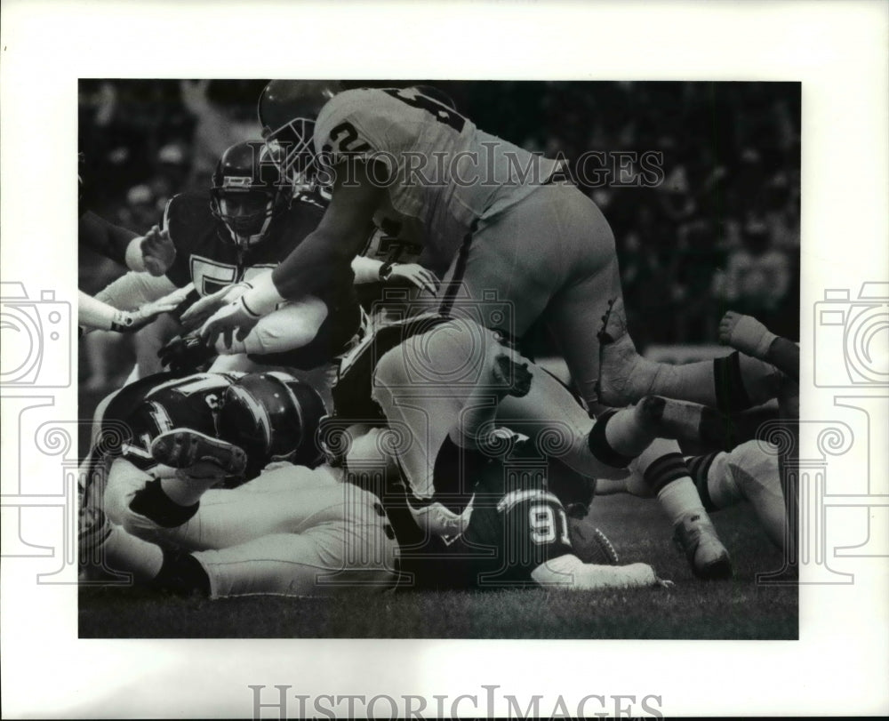 Press Photo Charger Leslie O&#39; Neal recovered an Eric Metcalf fumble- Historic Images