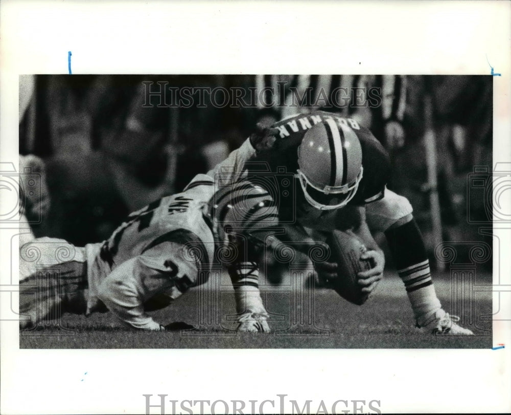 Press Photo Brian Brennan makes a shoe string catch for a 22 yd. gain- Historic Images