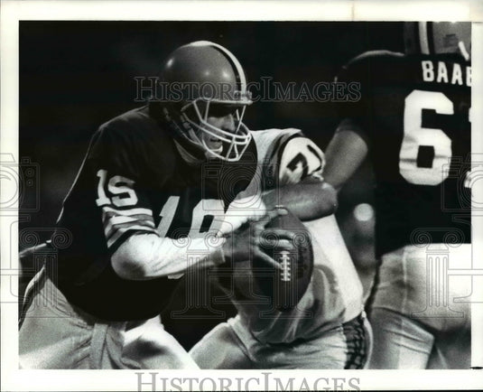 1990 Press Photo Bernie Kosar runs for a 1st down in the 1st quarter.- Historic Images