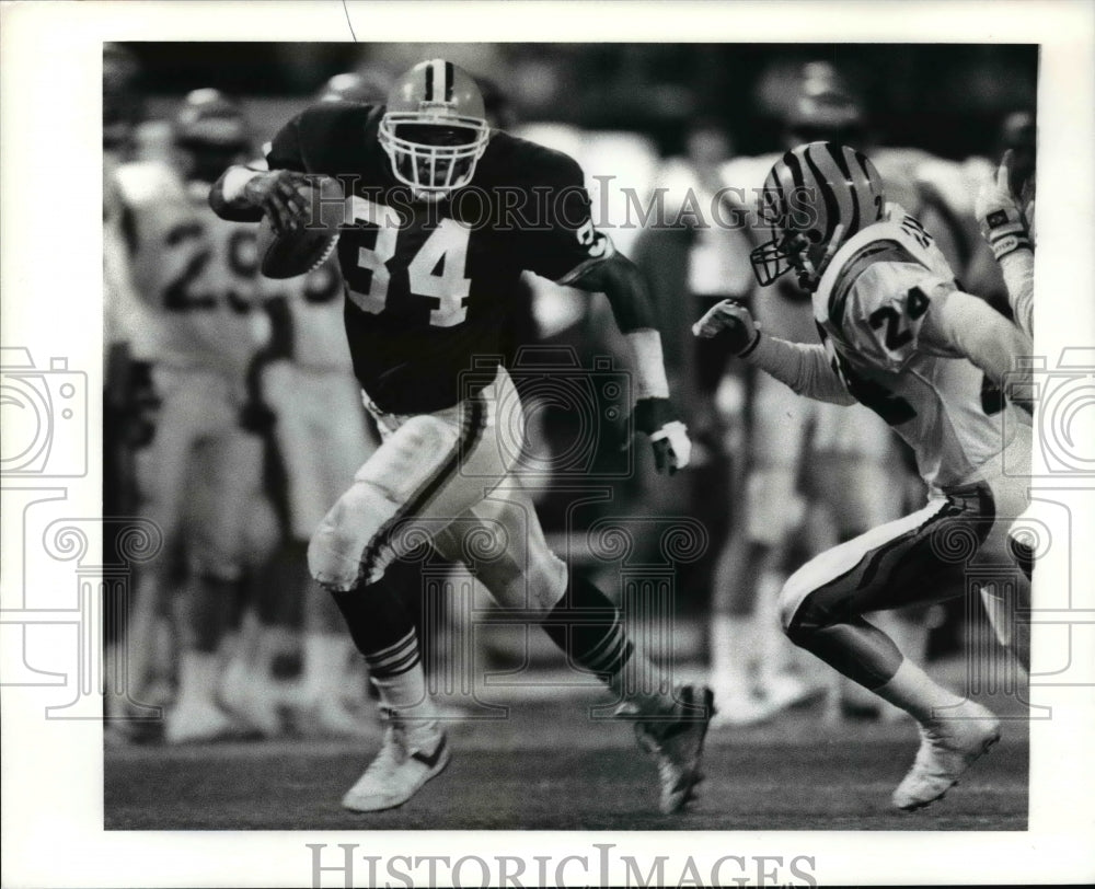 1990 Press Photo Kevin Mack runs for a 1st down in the 1st quarter - cvb56999- Historic Images