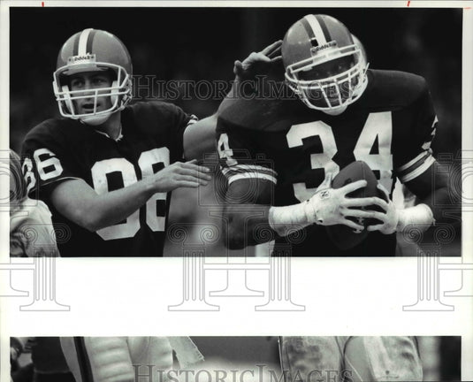 1990 Press Photo Brown Brian Brennan congratulate Kevin Mack after scoring TD- Historic Images