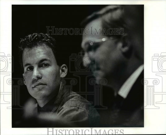 1990 Press Photo Andy Schmetzer, left, listens as George Hoffman introduces him.- Historic Images