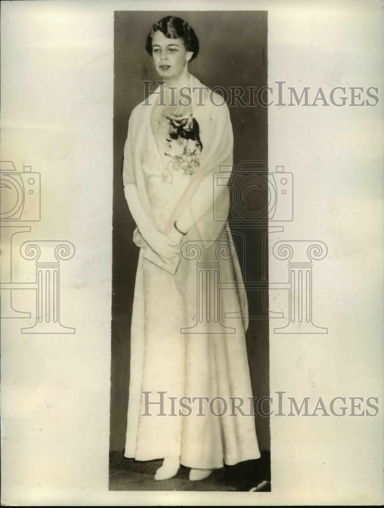 1933 Press Photo Mrs. Franklin Roosevelt, wearing the beautiful white brocade go- Historic Images