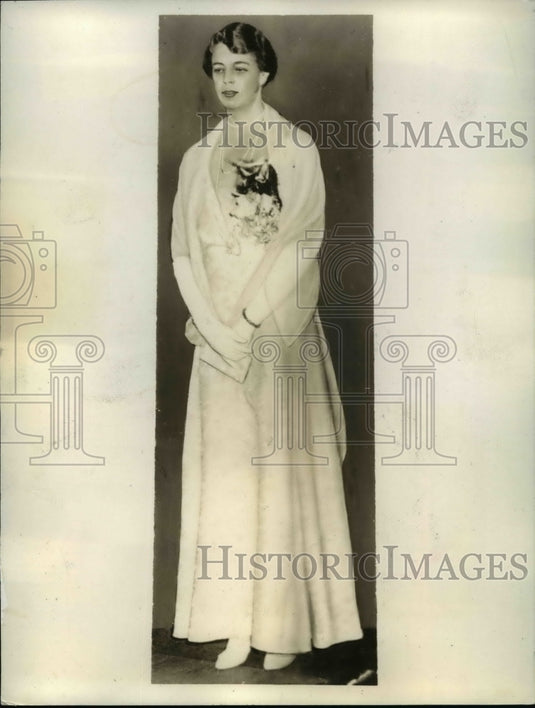 1933 Press Photo Mrs. Franklin Roosevelt, wearing the beautiful white brocade go- Historic Images