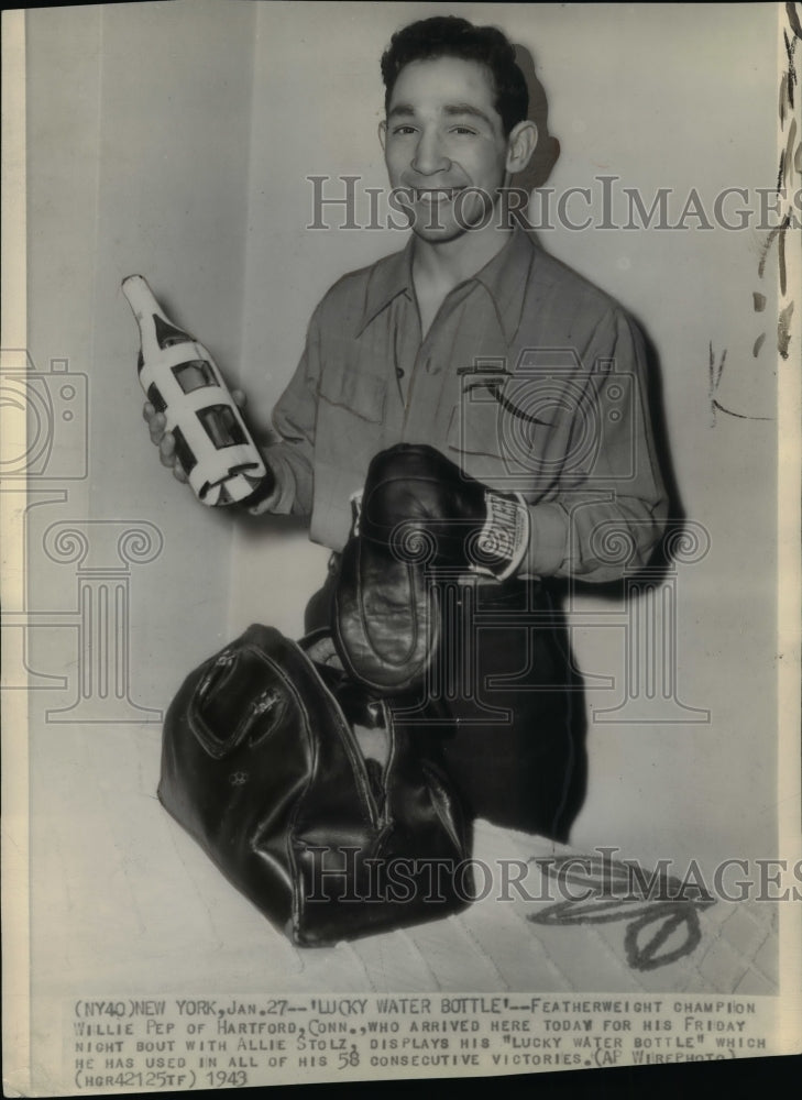 1943 Press Photo Featherweight Champion Willie Pep with Lucky water bottle- Historic Images