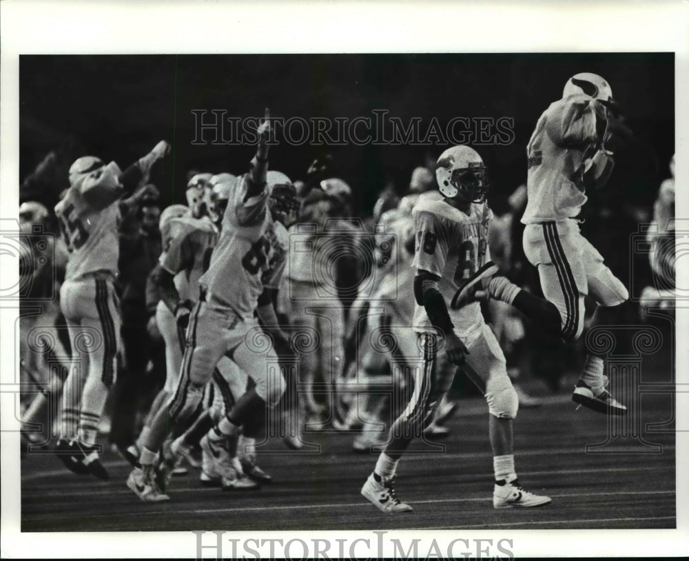 1985 Press Photo St. Joseph football players - cvb57466- Historic Images