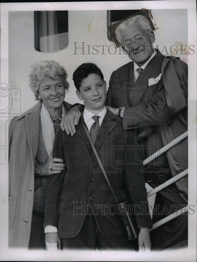 1958 Press Photo Artur Rodzinski with wife and son, Richard, in New York City.- Historic Images