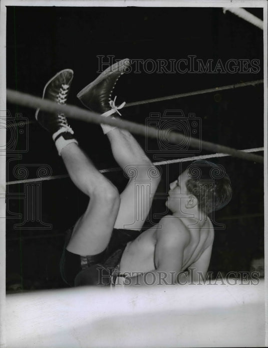 1941 Press Photo Kaplan on the floor after 1st knock down from Wilson in boxing.- Historic Images