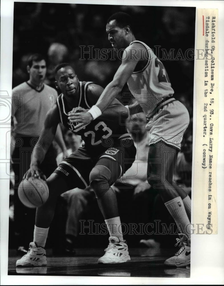 Press Photo Cavs Larry Nance Reaches in on Wayman Tisdale - cvb60098- Historic Images