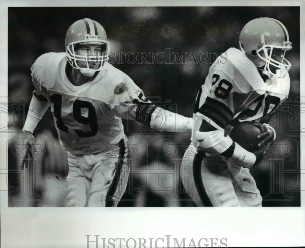 1988 Press Photo Bernie Kosar hands off to Herman Fontenot against Steelers- Historic Images