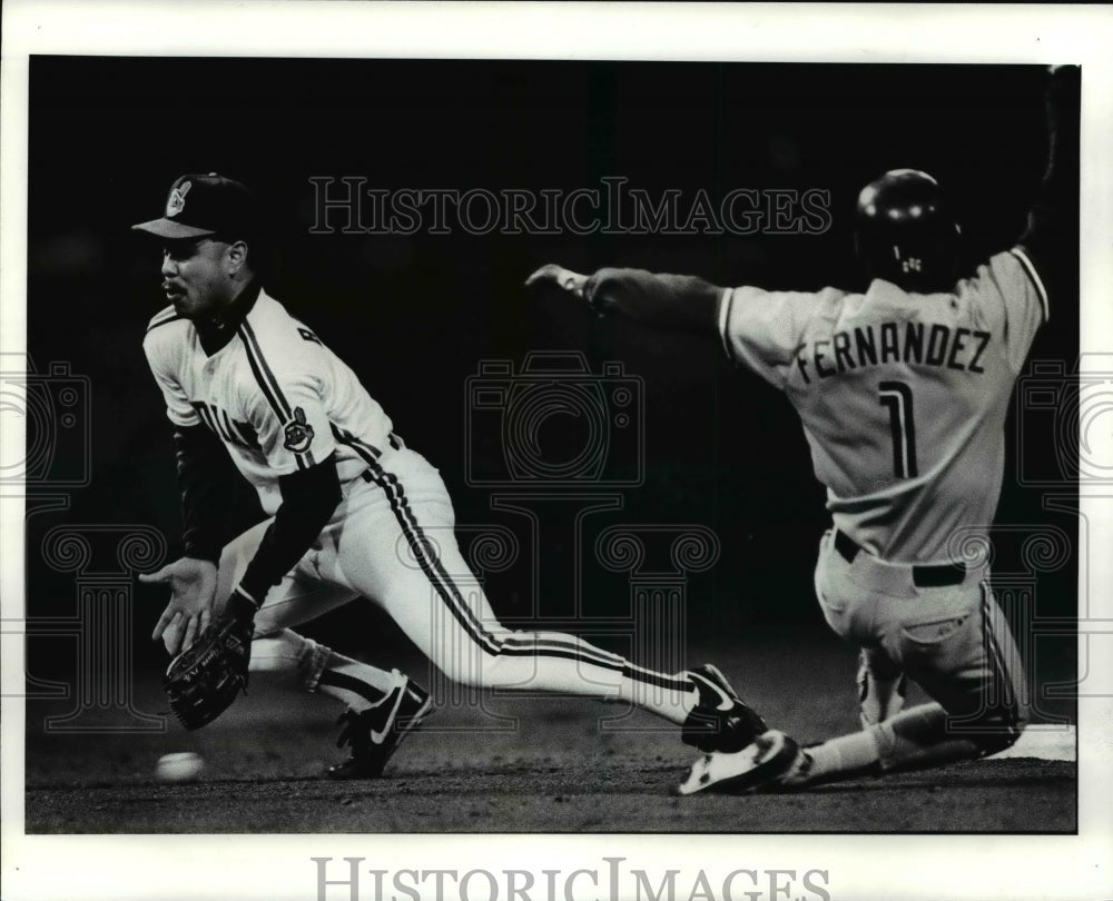 1990 Press Photo Tony Fernandez steals second as Carlos Baerga tries for ball- Historic Images