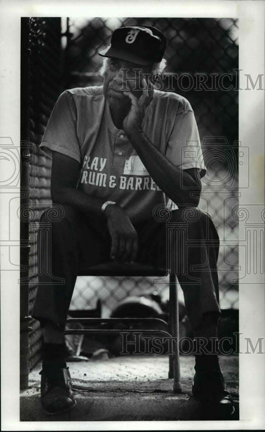 1990 Press Photo Flyod Hoiston, manager of the Gray Drum - cvb60580- Historic Images