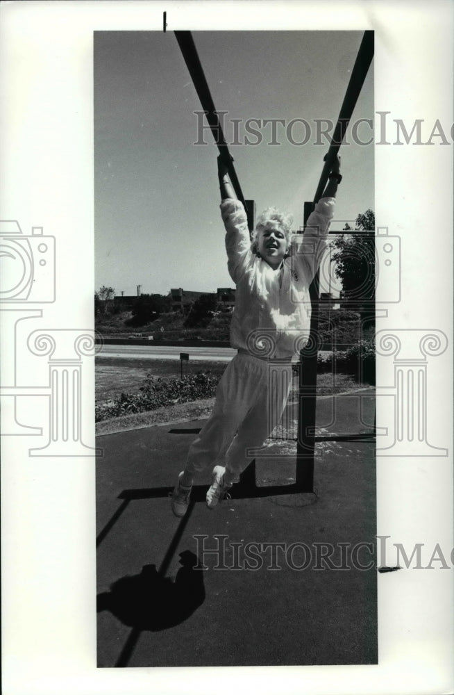 1990 Press Photo Sharon Knecht works out on the CSU par course - cvb60582- Historic Images