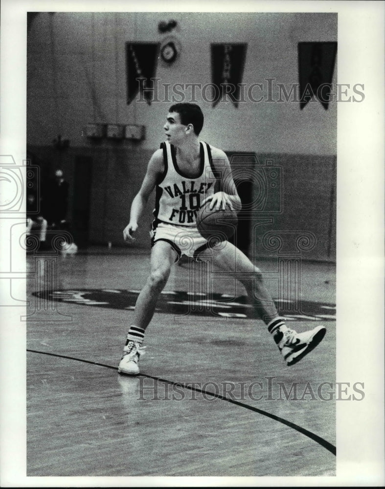 1989 Press Photo No. 10 Craig Bobeck, of Valley Forge Patriots takes the ball- Historic Images