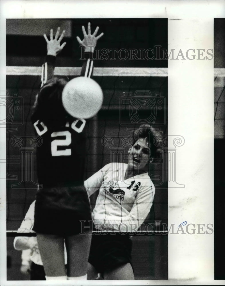 1982 Press Photo Mary Bjerstedt Cleveland State drives the volleyball- Historic Images