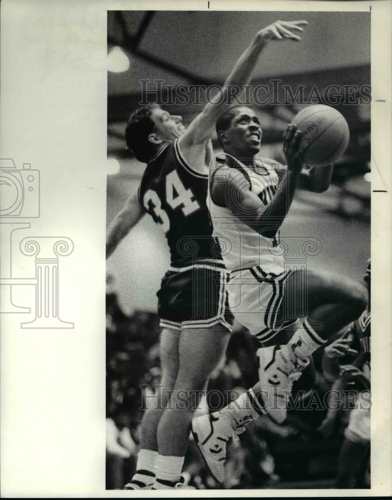 1988 Press Photo Ed McCollum of Admiral King flies above defender from Midview- Historic Images