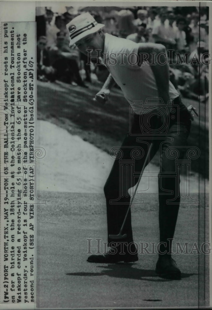 1967 Press Photo Tom Weiskopf roots his putt on for a birdie on the 18th hole - Historic Images