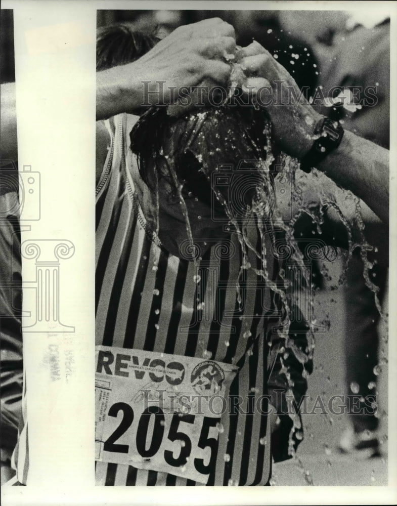 1980 Press Photo Unidentified marathon runner gets sponge bath. - cvb60788- Historic Images