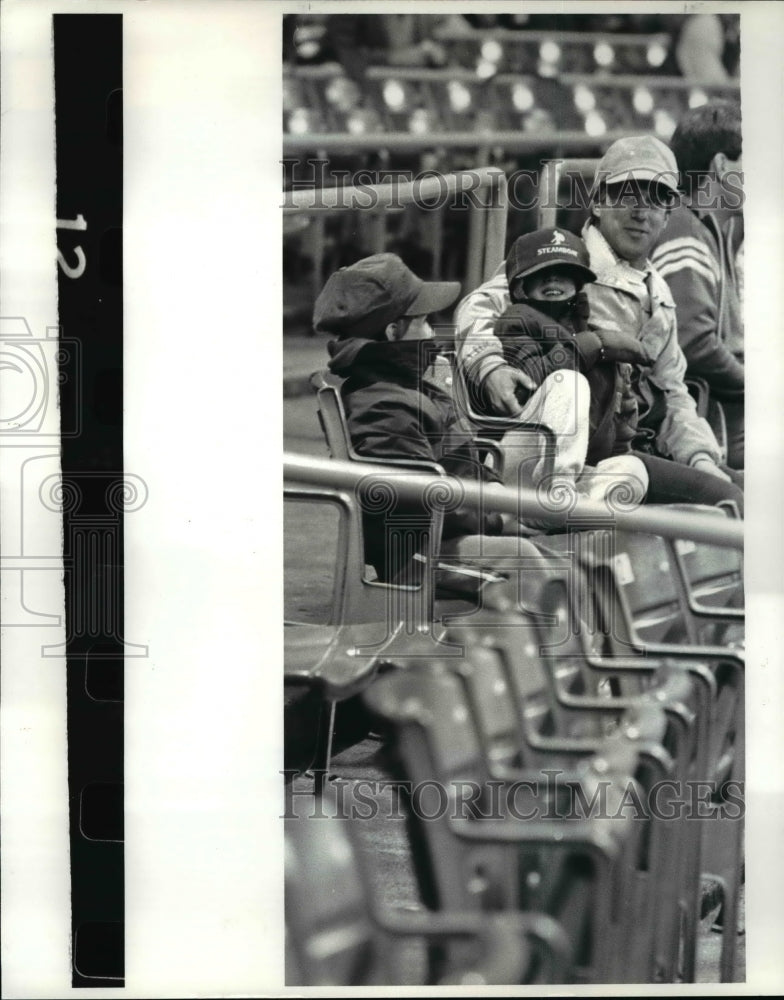 1985 Press Photo Tribes last home game Michael Duber with sons Herby &amp; Brandon- Historic Images