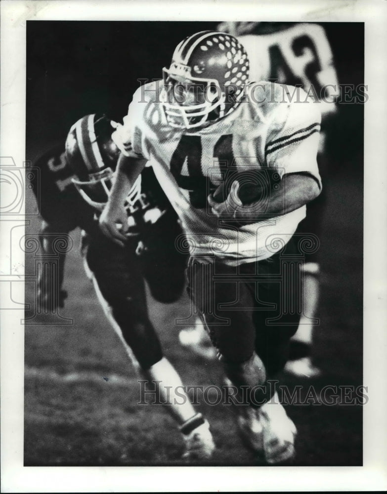 1986 Press Photo Bay High running back Eric Martin eludes North Olmsted lineback- Historic Images