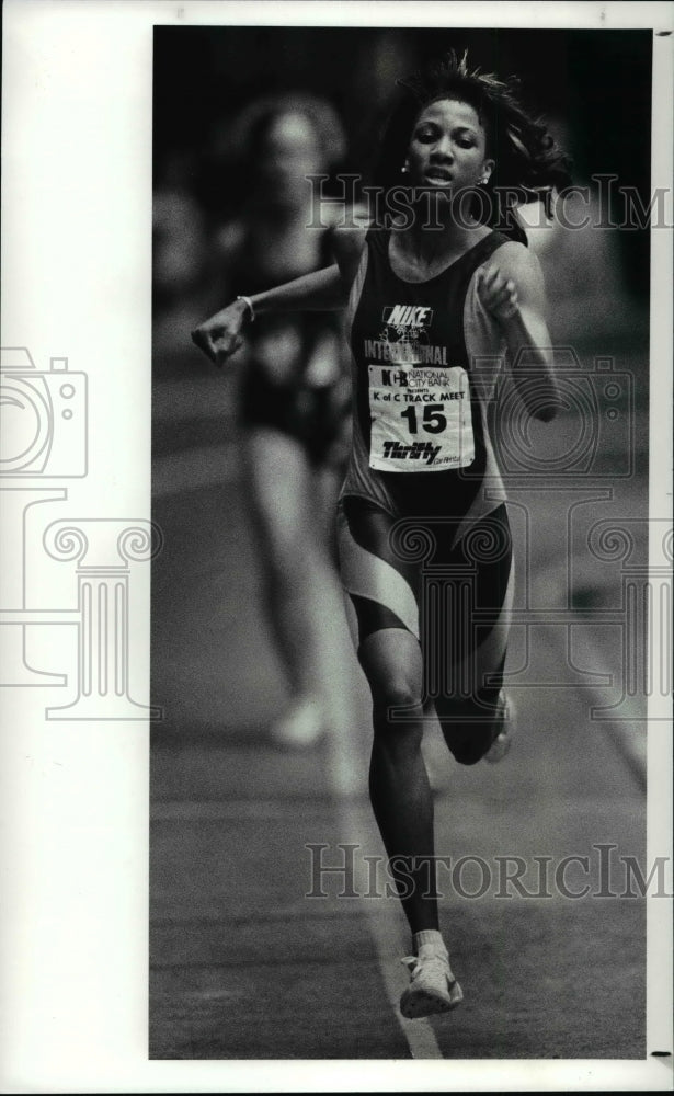 1990 Press Photo: Rochelle Stevens wins the 400 meter run, far ahead of the pack- Historic Images