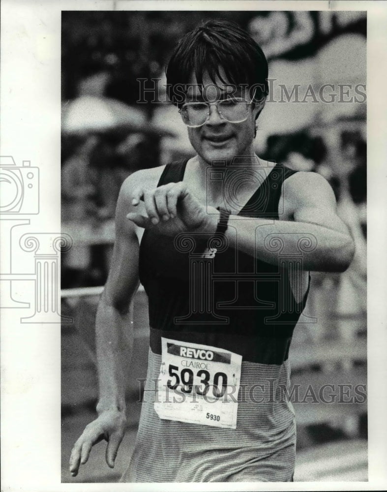 1984 Press Photo Dean Morse checks his time in the 10K - cvb60871- Historic Images