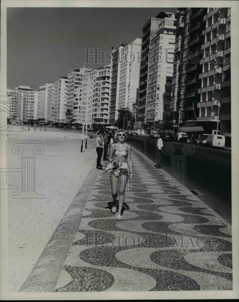 1960 Press Photo Serpentine mosaic sidewalk of Rio de Janeiro - cvb61217- Historic Images