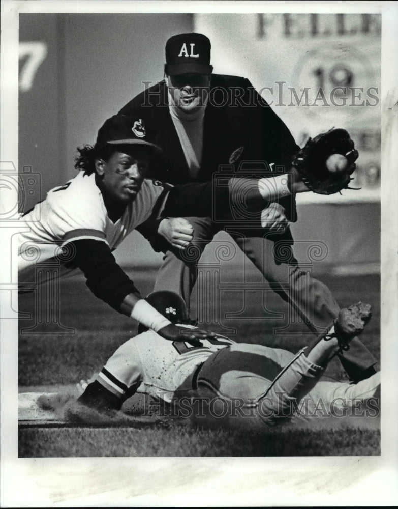 1987 Press Photo Julio Franco dives for ball from Rick Dempsey as Knight steals.- Historic Images