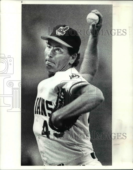 1988 Press Photo Cleveland Indians Tom Candiotti pitches in the first inning .- Historic Images