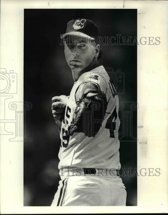 1988 Press Photo Cleveland Indians pitcher Tom Candiotti checks a runner on 1st- Historic Images