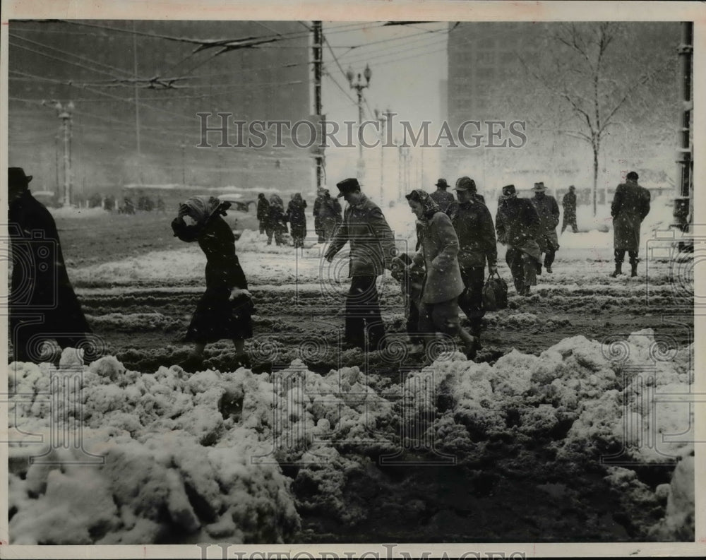 1954 Press Photo Crowds detouring around wet slush &amp; piles of snow at Public Sq- Historic Images